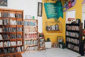 Kerja di kedai buku popular memang banyak yang mencari. Mengejar Aan Mansyur Hingga Ke Katakerja Makassar