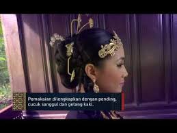 Bagi negeri pahang pula, potongan baju kurung wanitanya berpesak dengan potongan kembang di bawah tanpa berkekek, dan dipadankan dengan kain selisih. Khazanah Kita Episod 11 Pakaian Puteri Perak Youtube