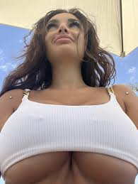 Elettra Lamborghini e tutti i suoi look esagerati: social impazziti