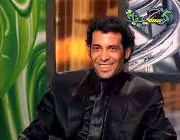 ولد أحمد رجب في 20 نوفمبر 1928 في مدينة صور في مصر، وحصل على شهادة الليسانس الحقوق من جامعة الإسكندرية، وأثناء دراسته في الكلية أصدر مع آخرين. Ù…Ø¬Ù…ÙˆØ¹Ø© Ù…Ù† ØªÙ…Ø¨Ù„Øª Ø³Ø¹Ø¯ Ø§Ù„ØµØºÙŠØ± Ø¨Ø¬ÙˆØ¯Ø© Ø¹Ø§Ù„ÙŠØ©