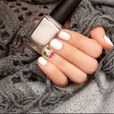 Uñas blancas decoradas 2020【 90 diseños imperdibles 】. Manicura Francesa Estarguapas