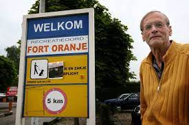 Cees was een berucht huisjesmelker en eigenaar van camping oranje. Voormalige Krottenkoning En Fort Oranjebaas Wil Burgemeester Worden Binnenland Destentor Nl
