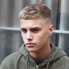 Epingle Par Nicolas Moquereau Sur Coiffure Cheveux Tres Court Homme Coupe De Cheveux Cheveux Courts Homme