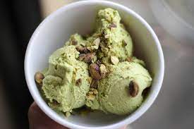 150 gr di pistacchi, 200 ml di panna da montare, 1 bicchiere di latte, 80 gr di zucchero, 1 uovo e granella di pistacchio. La Ricetta Del Gelato Al Pistacchio Con E Senza Gelatiera Siciliafan
