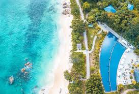 Ihr hotel das castello beach hotel befindet sich auf der insel praslin, direkt am bilderbuchstrand anse kerlan mit eindrucksvollen granitfelsen, türkisblauem meer und imposanten kokosnusspalmen. Raffles Praslin Seychellen Hoteltest Tipps Fur Praslin