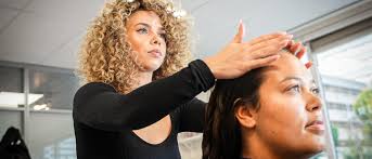 Populaire krullenkapper Laura Hussein (28) opent salon in Zaandam: 'Ik ben  al tot begin maart volgeboekt'