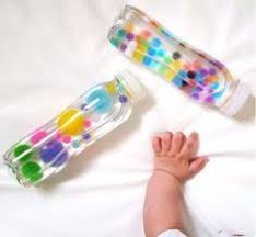 Sensory Bottles Die Ganze Welt In Einer Flasche Schafft Dein Baby Bereits Die Flasch Babyspielzeug Selber Machen Baby Aktivitaten Aktivitaten Fur Sauglinge