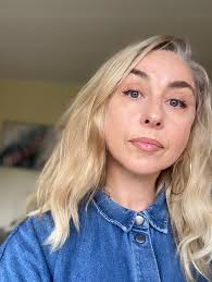 Lad os forestille os en 42 årig kvindelig musiker