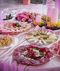 Praticamente si tratta di un neologismo che identifica un aperitivo più abbondante dell'aperitivo classico, ma che non può considerarsi una cena in quanto conserva le caratteristiche proprie dell'aperitivo. Rinfresco Per Battesimo Fai Da Te 5 Idee Per Un Menu Originale