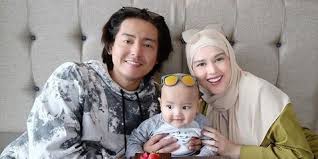 Cut meyriska adalah artis terkenal indonesia, sejak tahun kemarin ia sering menggunakan hijab. Sempat Mual Mual Cut Meyriska Dan Roger Danuarta Akhirnya Beri Jawaban Soal Isu Hamil Anak Kedua Kapanlagi Com