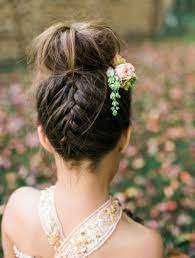 Témoins, demoiselles d'honneur et enfants d'honneur, quel rôle donner à chacun ? Mariage 25 Idees De Coiffures Pour Demoiselles D Honneur Marie France Magazine Feminin