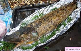 Riba punjena povrćem se priprema na sledeći način: Stuka U Pecnici U Foliji Kraljevsko Jelo Kako Kuhati Stuku U Pecnici U Foliji Sa Kiselim Vrhnjem Gljivama Povrcem Recepti