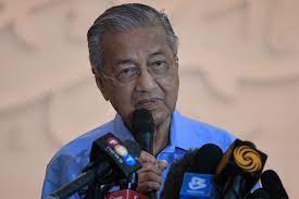 Anwar ibrahim and tun dr mahathir on friendly terms at a press conference. Mahathir S Aide Reveals What Happened Behind The Scenes During Malaysia S Week Long Political Upheaval Se Asia News Top Stories The Straits Times