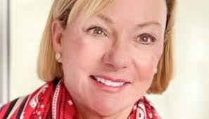 Elizabeth Hazard's Instagram, Twitter & Facebook