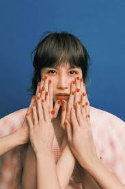 2012年，隆宸翰与魏如萱因合作几米音乐剧《地下铁》、《向左走向右走》而结缘。 2018年5月13日，魏如萱在社交网站宣布自己怀孕的消息 1 。 隆宸翰 主要作品 Hdly1mn F0dynm