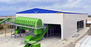 Nei capannoni retrattili kopron il movimento orizzontale impacchetta la struttura in modo da rendere lo spazio sottostante completamente aperto o chiuso a seconda delle necessità. Kopron Capannoni Coperture Baie Di Carico Portoni Industriali