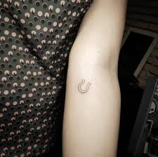 Native wings horse shoe tattoo on upper back. Horseshoe Tattoo By Otavioss Minimalist Tattoo Horse Shoe Tattoo Pattern Tattoo
