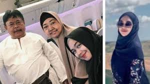 Sulyanto bin sastro ayah dari youtuber tersebut dikabarkan namun, disisi lain ria ricis tampaknya tidak dapat menghadiri pemakaman dari sang ayah dikarenakan sedang susah sinyal. Oehzg5txj8vf M