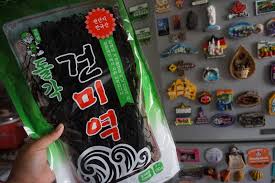 Laksmita menggunakan kedua jenis rumput laut itu agar tekstur inori buatannya mirip dengan nori asli jepang. Resipi Sup Seaweed Style Korea Sallysamsaiman Com