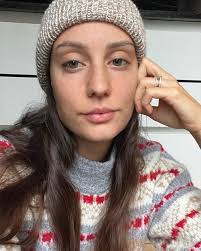 Per tornare online sono ripartita da una domanda: “cosa ha senso per me  comunicare oggi?” Le risposte si sono trasformate in questi mesi in  progetti entusiasmanti che sono felice di poter condividere