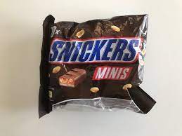 The total fat content of (1 serving) 1 mini snickers bar is 9 g. Mini Snickers
