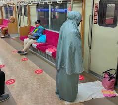 Jamak antara dua shalat, pada waktu safar dibolehkan. Viral Perempuan Sholat Subuh Di Gerbong Krl Okezone Muslim