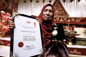 Check spelling or type a new query. Kenangan Manis Azizah Yusuf Dinobat Tokoh Kraf Negara Utusan Borneo Online