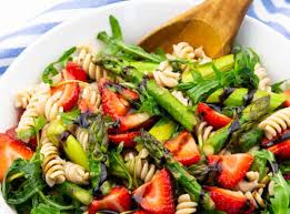La Recette Facile De Salade De Pates Aux Fraises Et Asperges Un Delice Recipe Salad With Balsamic Dressing Asparagus Pasta Salad Pasta Salad
