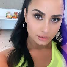 Demi Lovato y accesorio que debes tener en tu clóset