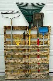 Quel que soit l'outil dont vous avez besoin : 23 Projets Originaux A Faire Avec Des Palettes Pour Le Jardin Projets De Jardins Rangement Outils Jardin Palette Bois