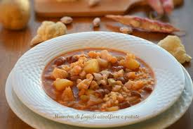 Spegnete il fornello, lasciate riposare due minuti prima di servire la minestra ben calda con formaggio grattugiato a parte. Minestra Di Fagioli Patate E Cavolfiore