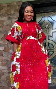 Toute femme africaine devrait avoir au moins un top en pagne wax dans sa garde robe quelque soit le pays où elle vit. Robe Pagne