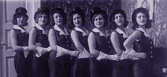 Foto, video reportažai, komentarai, specialistų apžvalgos. The Litvaks A Glimpse At The Jews Of Lithuania Films And Talks In Hebrew From Beit Hatfutsot Collections With Rivka Ade Jewish Family Jewish People Jewish