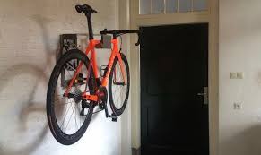 always looking for your helmet shoes glasses etc adjust organize personalize bikestorage bikewallmount velo derosa derosa fixie racefiets fiets