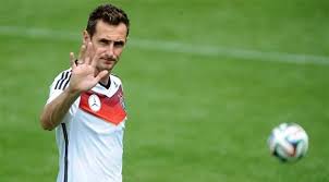 En germany's miroslav klose went on to score a record 16 goals across four consecutive tournaments between 2002 and 2014. Ù„Ø§Ø¹Ø¨Ùˆ Ø§Ù„Ù…Ù†ØªØ®Ø¨ Ø§Ù„Ø£Ù„Ù…Ø§Ù†ÙŠ ÙŠØ´ÙŠØ¯ÙˆÙ† Ø¨ÙƒÙ„ÙˆØ²Ù‡ Ø¨Ø¹Ø¯ Ù‚Ø±Ø§Ø± Ø§Ù„Ø§Ø¹ØªØ²Ø§Ù„