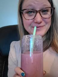 Mmmm this one is yummy. 125ml vanilla oat milk, 3-4 cubes of pineapple, 3  strawberries, half a scoop of protein powder a couple tablespoons of yogurt  and a bit of honey.