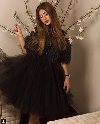 وكانت شيلاء سبت قد احتفلت مؤخراً بحفل خطوبة أختها شذى سبت، حيث انتشرت مقاطع كثيرة من الحفل أظهرت من خلالها النجمة البحرينية الشابة عفويتها ومدى حبها للمرح والفكاهة، حيث ظهرت في بعض اللقطات وهي ترقص بحماس بشكل طريف، بينما أطلت في مقطع آخر مع شقيقتها شيماء، واعترفت بأنها. ØºØ±ÙØ© Ù†ÙˆÙ… Ø¨Ø§Ù„Ù„ÙˆÙ† Ø§Ù„Ø²Ù‡Ø±ÙŠ ÙÙŠ Ù…Ù†Ø²Ù„ Ø´ÙŠÙ„Ø§Ø¡ Ø³Ø¨Øª Ø¨Ø§Ù„ØµÙˆØ± Ù…Ø¬Ù„Ø© Ø§Ù„Ø¬Ù…ÙŠÙ„Ø©