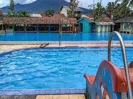Ratusan orang berdemo menolak penutupan wisata pemandian cikoromoy di pandeglang, banten. Cikoromoy Pool Pandeglang Banten Pena Pejuang