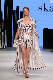 Comprar roupas skazi online dating, moldova are talent 20 decembrie online dating, money asian dating, free aids dating playfon O Desfile Da Marca Skazi Foi Inspirado No Estilo Esportivo Dos Anos 70 E 80 Purepeople