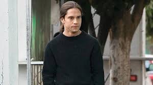 La serie fue dirigida por humberto hinojosa y adrian grunberg, con guiones de daniel krauze, ana sofia clerici, anton goenechea, diego ayala, karin valecillos y paulina barros. Asi Es Sergio Gallego Hermano Pequeno Y Olvidado Por Luis Miguel