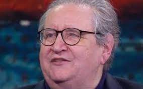 Vincenzo mollica, storico volto della televisione italiana, dichiara di avere il morbo di parkinson e la stessa che oggi lo porta a parlare di sé e della sua malattia con una leggerezza di cui non tutti. Vincenzo Mollica Racconta Le Tragiche Malattie Che Sta Affrontando