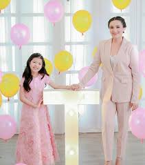 Sunshine dizon (born margaret sunshine cansancio dizon on july 3, 1983) is a filipina actress. What A Lovely Family Portrait For 7th Birthday Of Sunshine Dizon S Daughter Pep Ph