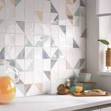 Faience Mur Blanc Et Mix Couleurs Decor Aquarelle L 10 X L 10 Cm Leroy Merlin Carrelages Geometriques Idee Deco Toilettes Carrelage Mural Blanc