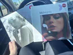 Do we think Taylor is gonna drop more signed cds or that's it? I sadly  couldn't get one, they sold faster than ever😭😭