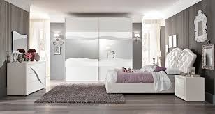Camera da letto moderna con la parete grigia e arredamento. 20 Idee Per Arredare Una Camera Da Letto Bianca E Grigia Moderna Mondodesign It