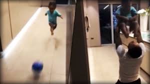 The official facebook page for raheem sterling. Sterling Sohn Mit Perfekter Schusstechnik Fussball Bild De