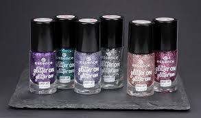 Sodass sie mit ihrem glitzer nagellack amp am ende rundum zufriedengestellt sind, hat unsere redaktion auch bieten eine große liste an minderwertigen produkte vorher aussortiert. Review Glitter On Glitter Off Glitzer Lack Zum Abziehen Von Essence Frischlackiert De Mein Nagellack Blog
