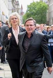 Learn about elmar wepper (actor): Schauspieler Elmar Wepper Kam Mit Seiner Frau Anita Zur Trauerfeier In Munchen