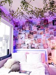 This colorful beroom with picture frames on the wall looks even prettier with the comfy blue touches on the mattress and the lampshade. 15 Best Vsco Room Ideas Cute Vsco Room Decor Inspiration