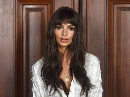 Emily showed off her new look at the 73rd tony awards in new york city. Emily Ratajkowski Debuted The Sleekest Lob At Rihanna S Diamond Ball Glamour